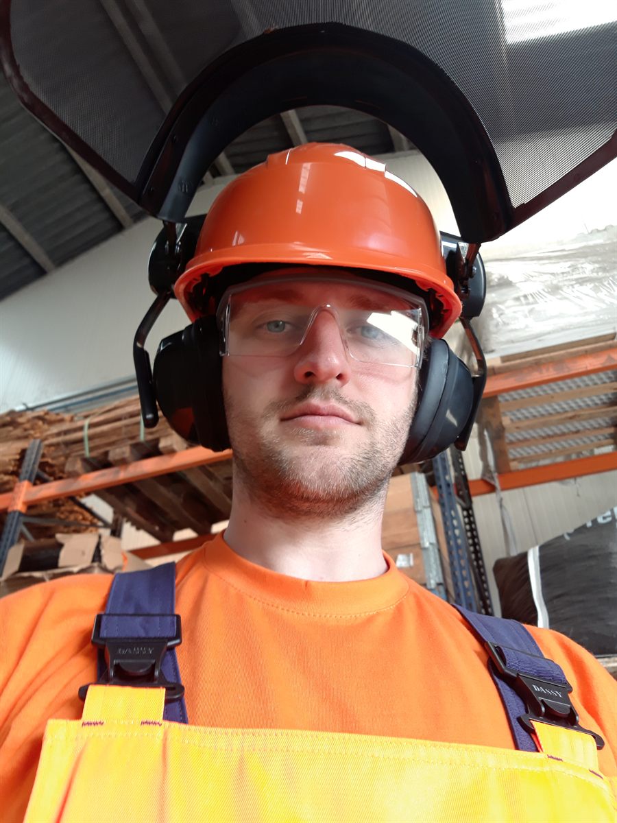 Tom met veiligheidshelm, gehoorbescherming en veiligheidsbril